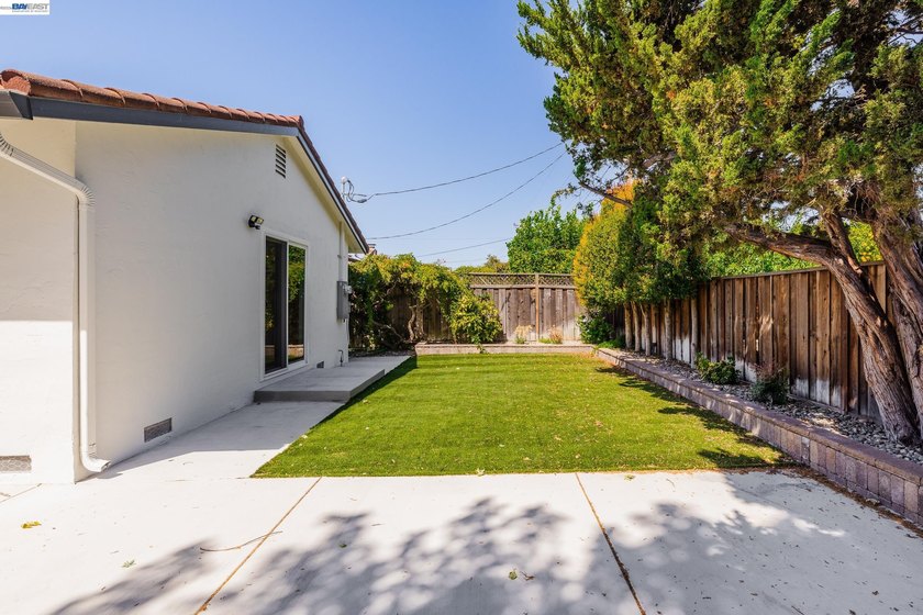 Exceptional single-story Cambrian home offering 4 bedrooms, 2 - photo 32