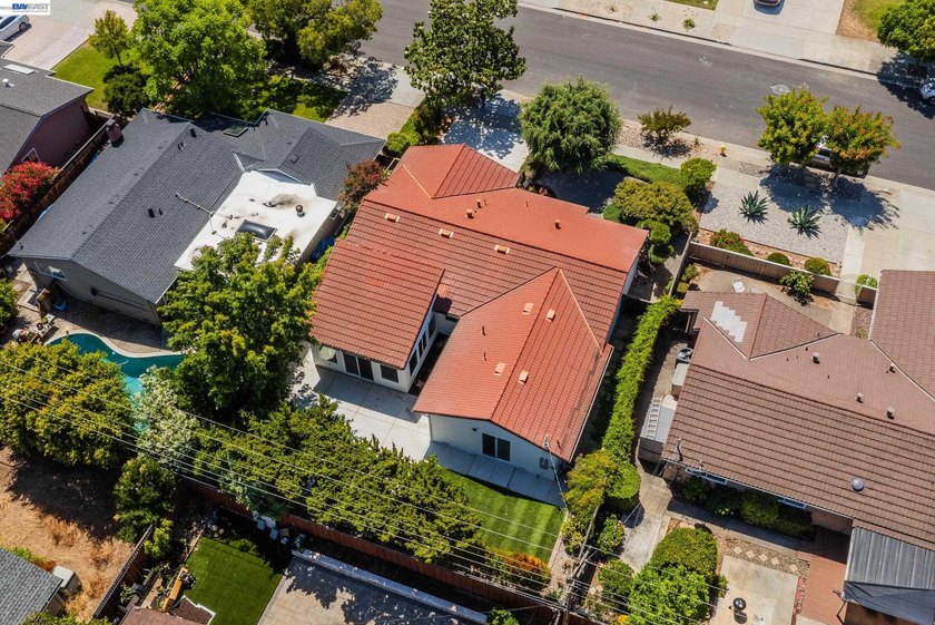 Exceptional single-story Cambrian home offering 4 bedrooms, 2 - photo 35