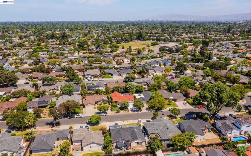Exceptional single-story Cambrian home offering 4 bedrooms, 2 - photo 38