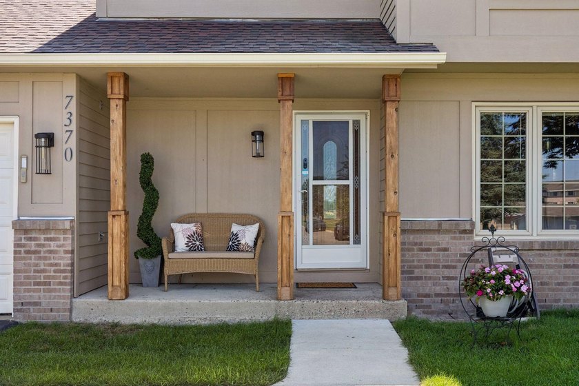 Pond Views. Thoughtful Updates. An Incredible Apple Valley - photo 6