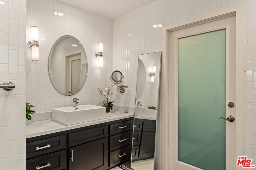 Crafted with undeniable intention, this custom-built Silicon - photo 20
