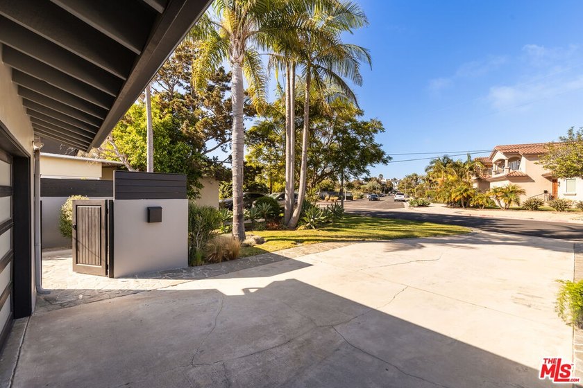 Crafted with undeniable intention, this custom-built Silicon - photo 23