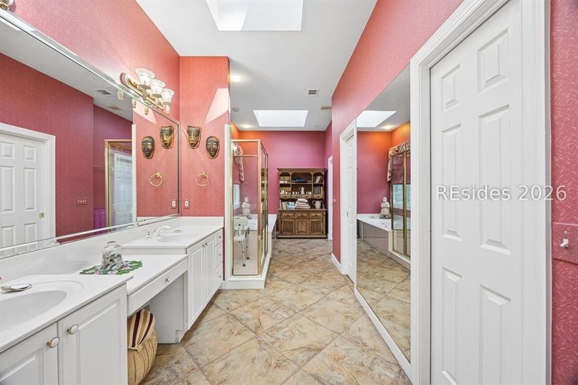 Tucked away at the end of a quiet cul-de-sac in sought-after - photo 33