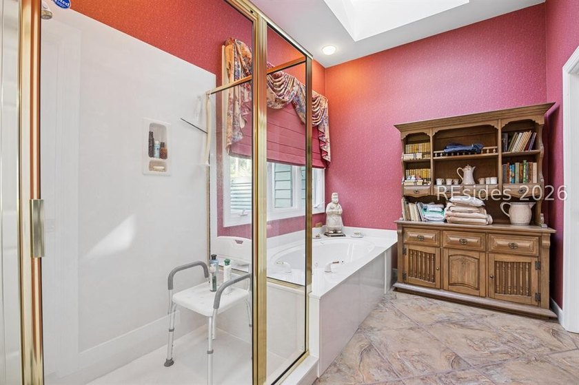 Tucked away at the end of a quiet cul-de-sac in sought-after - photo 36