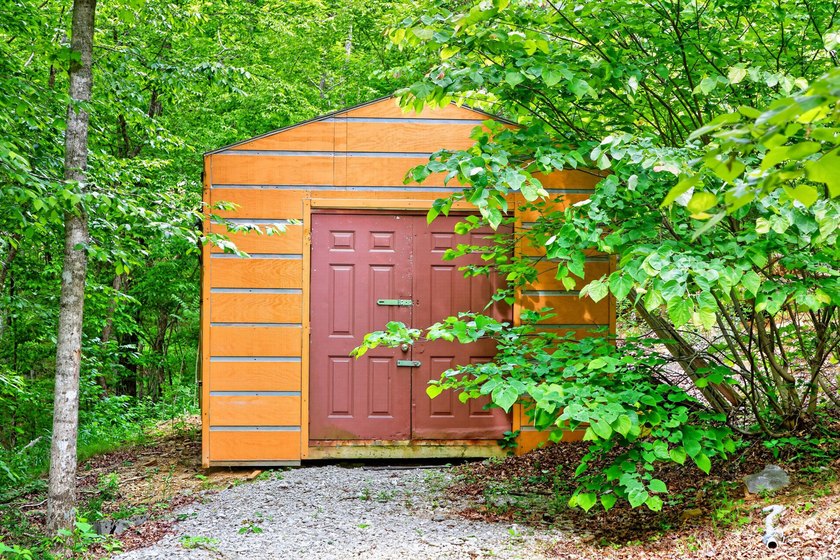 Welcome to the *Perfect Shade of Green* Home - a stunning - photo 6