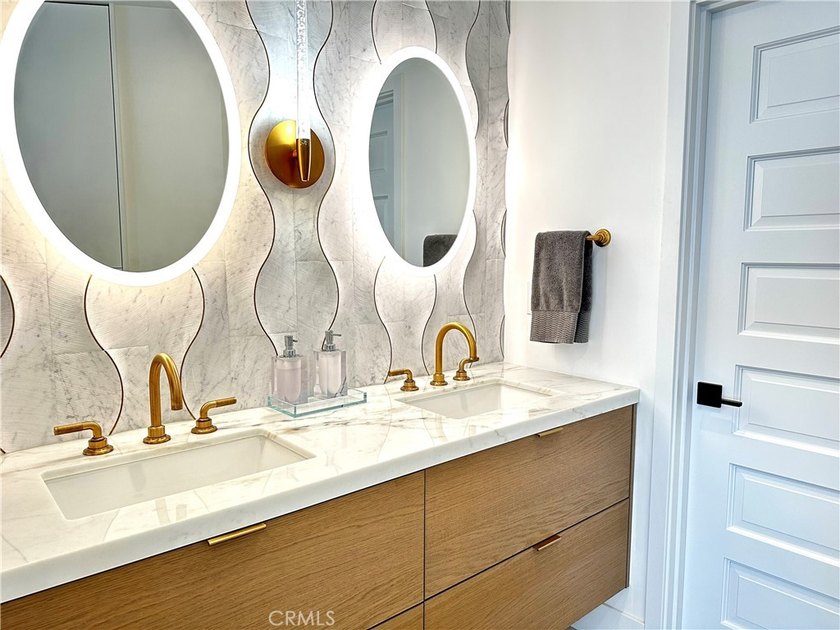 Escape to an exquisite, fully furnished oceanfront retreat that - photo 21