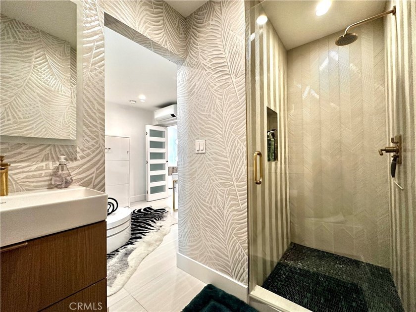 Escape to an exquisite, fully furnished oceanfront retreat that - photo 24