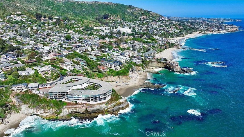 Escape to an exquisite, fully furnished oceanfront retreat that - photo 40