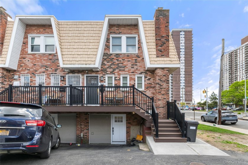 Welcome to this centrally located spacious condo/ townhouse - photo 2
