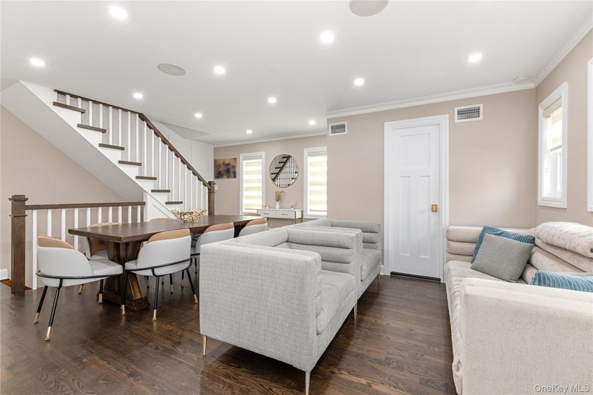 Welcome to this centrally located spacious condo/ townhouse - photo 3