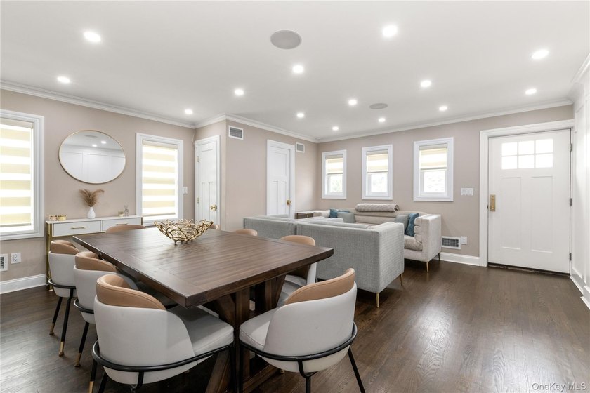 Welcome to this centrally located spacious condo/ townhouse - photo 4