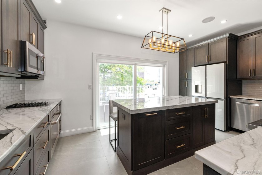 Welcome to this centrally located spacious condo/ townhouse - photo 5