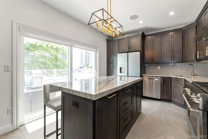Welcome to this centrally located spacious condo/ townhouse - photo 6
