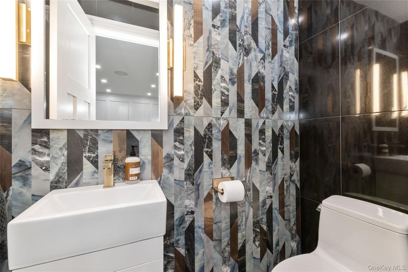 Welcome to this centrally located spacious condo/ townhouse - photo 7