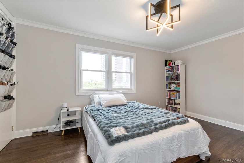 Welcome to this centrally located spacious condo/ townhouse - photo 8