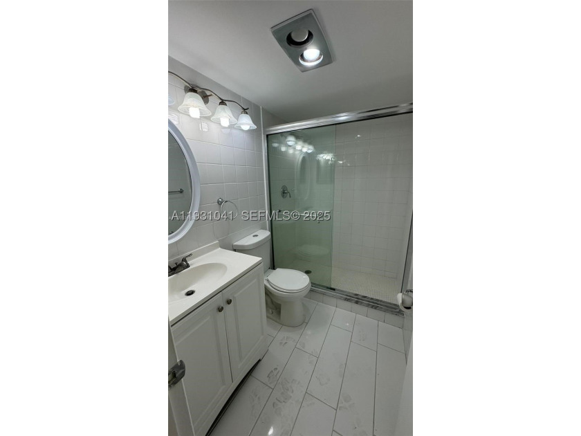 Ideal unit for investors! Georgeous renovated and spacious condo - photo 12