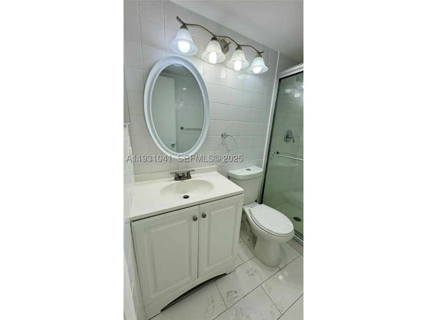Ideal unit for investors! Georgeous renovated and spacious condo - photo 13