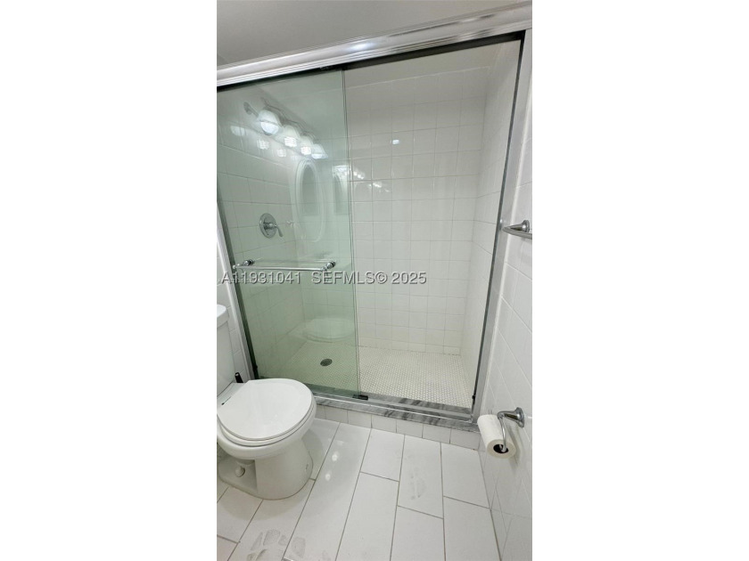 Ideal unit for investors! Georgeous renovated and spacious condo - photo 14