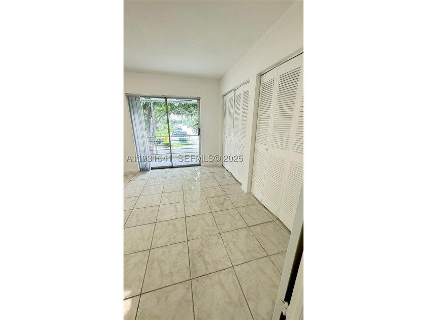 Ideal unit for investors! Georgeous renovated and spacious condo - photo 16