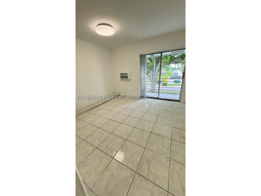 Ideal unit for investors! Georgeous renovated and spacious condo - photo 17