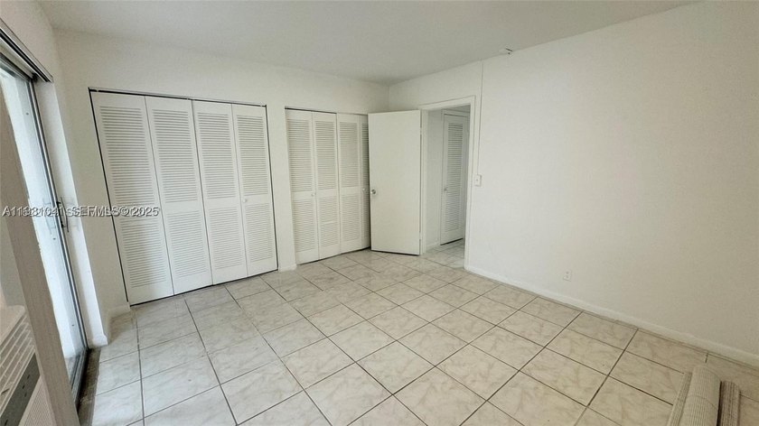 Ideal unit for investors! Georgeous renovated and spacious condo - photo 18