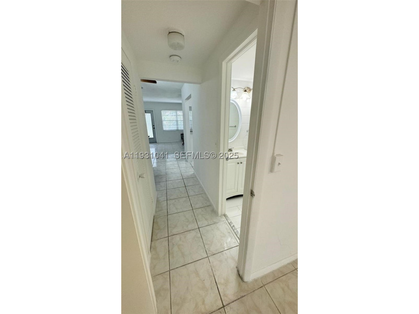 Ideal unit for investors! Georgeous renovated and spacious condo - photo 20