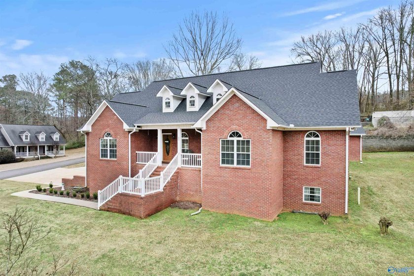 Beautiful home offering 3,876 total finished sqft with 2,388 on - photo 4