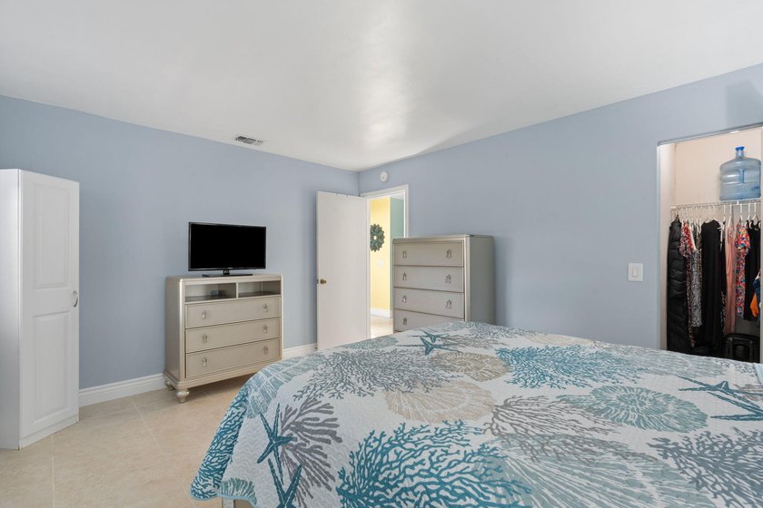 Welcome home to this spacious 3-bed, 2-bath corner Villa in a - photo 15