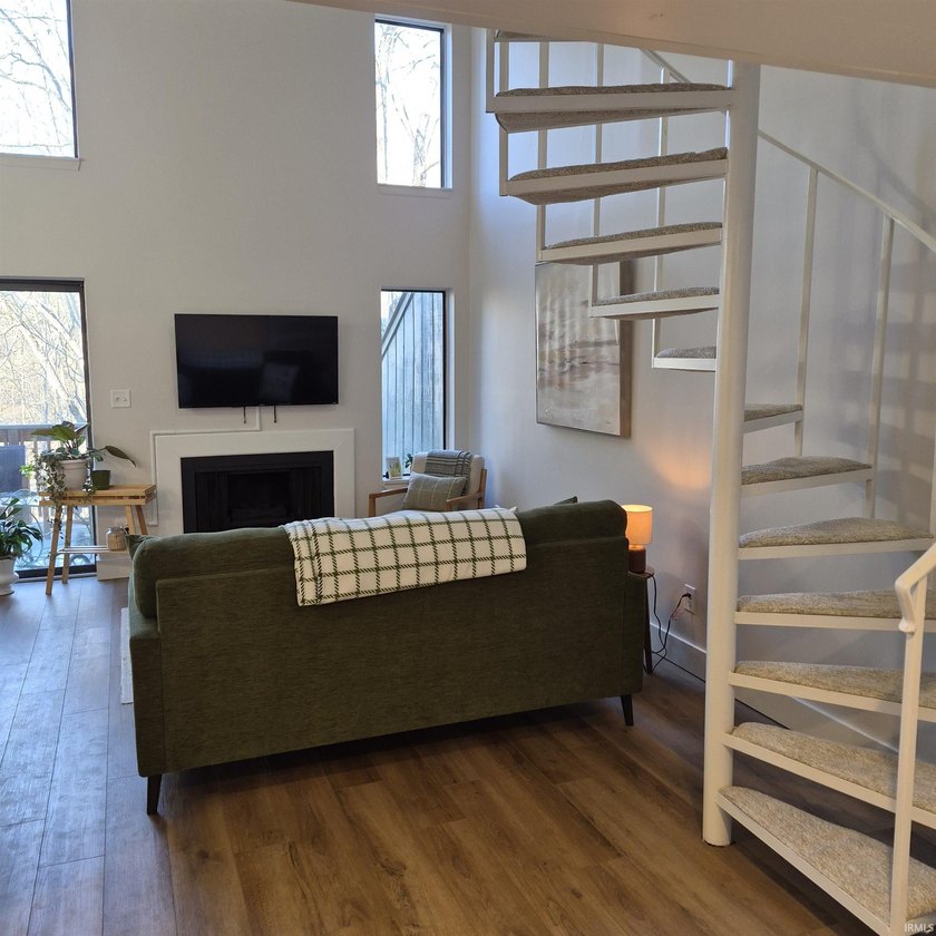Don't miss this freshly remodeled 2 bedroom 1 bath Condo, new - photo 4