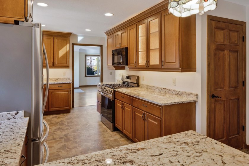 Welcome to a sprawling all-brick and stone Robbinsdale rambler - photo 4