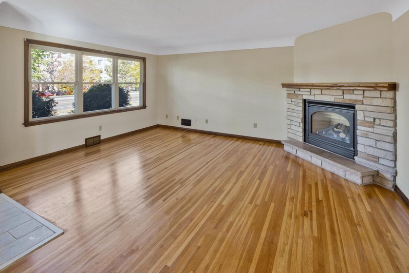 Welcome to a sprawling all-brick and stone Robbinsdale rambler - photo 6