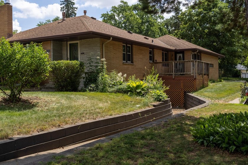 Welcome to a sprawling all-brick and stone Robbinsdale rambler - photo 9
