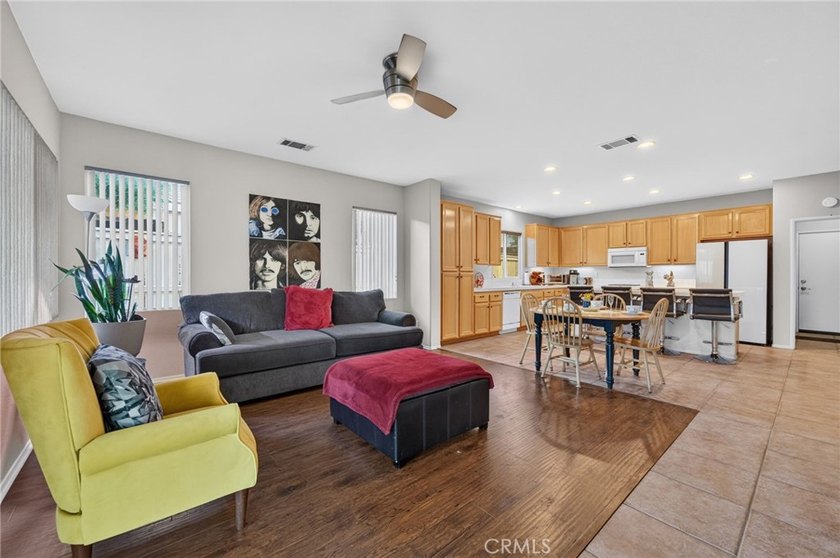 Stunning and tastefully upgraded, this beautiful 3 bedroom, 2 - photo 17