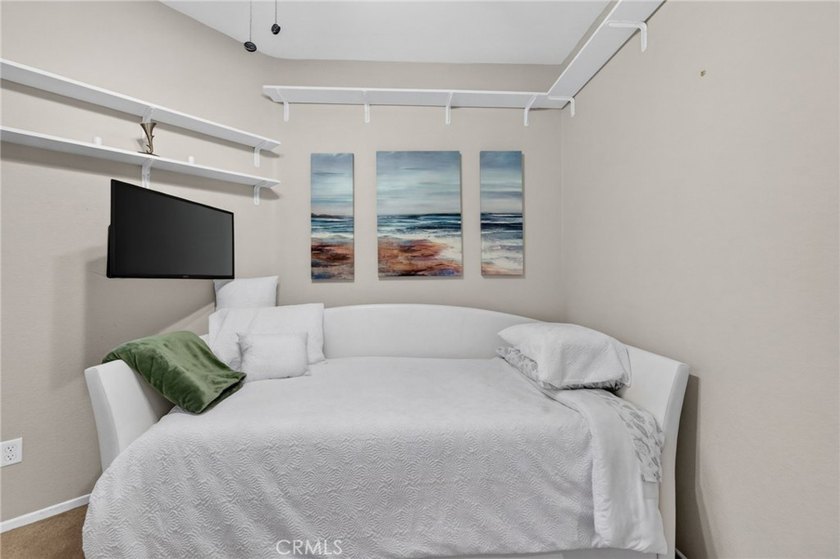 Stunning and tastefully upgraded, this beautiful 3 bedroom, 2 - photo 21