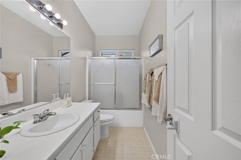 Stunning and tastefully upgraded, this beautiful 3 bedroom, 2 - photo 25