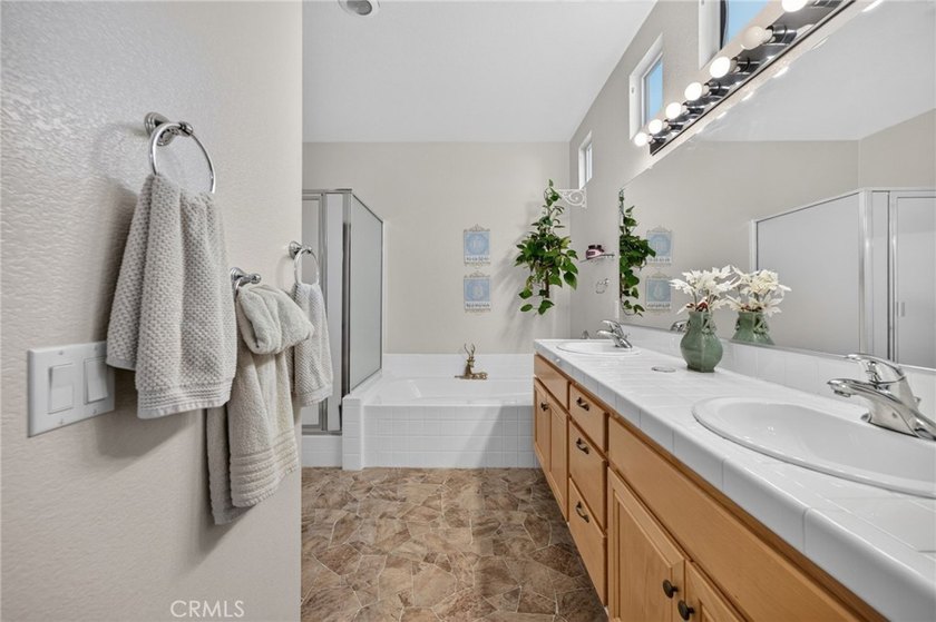 Stunning and tastefully upgraded, this beautiful 3 bedroom, 2 - photo 31