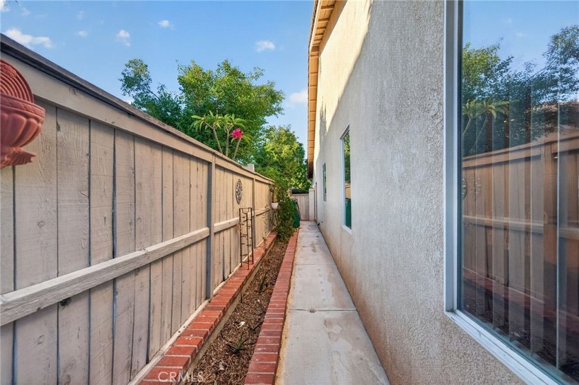 Stunning and tastefully upgraded, this beautiful 3 bedroom, 2 - photo 37