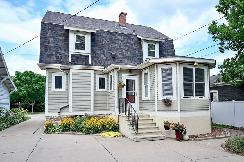 Welcome to this beautifully maintained 2.5-story home in a - photo 37