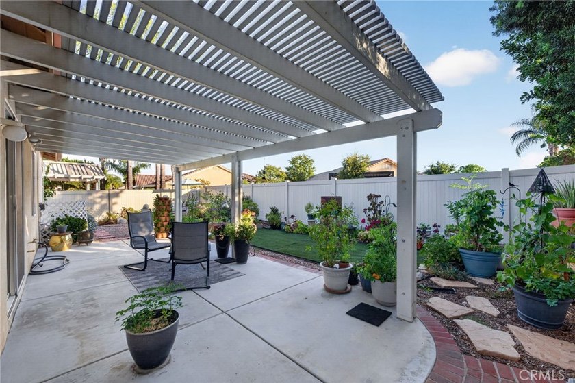 Stunning and tastefully upgraded, this beautiful 3 bedroom, 2 - photo 38