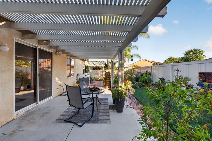 Stunning and tastefully upgraded, this beautiful 3 bedroom, 2 - photo 39