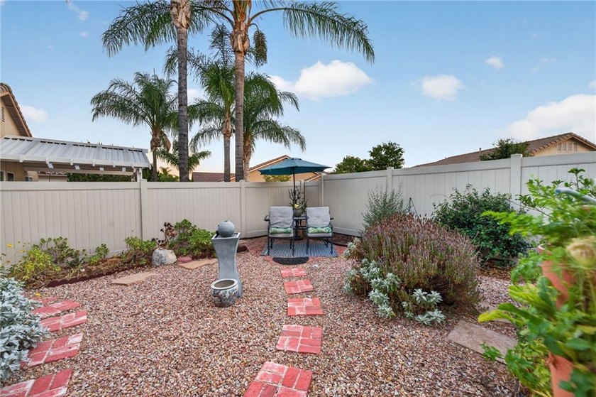 Stunning and tastefully upgraded, this beautiful 3 bedroom, 2 - photo 46