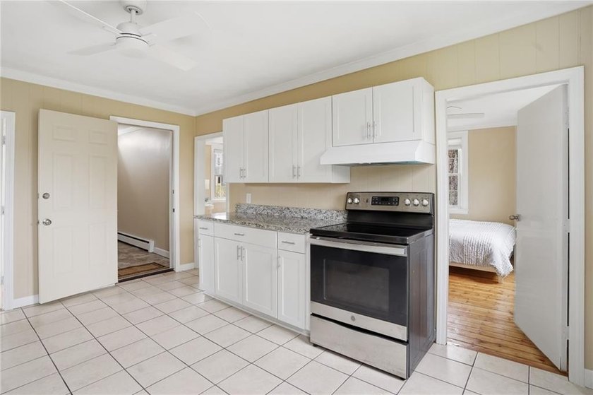 Private first-floor residence in the rear building at 48 1/2 - photo 3