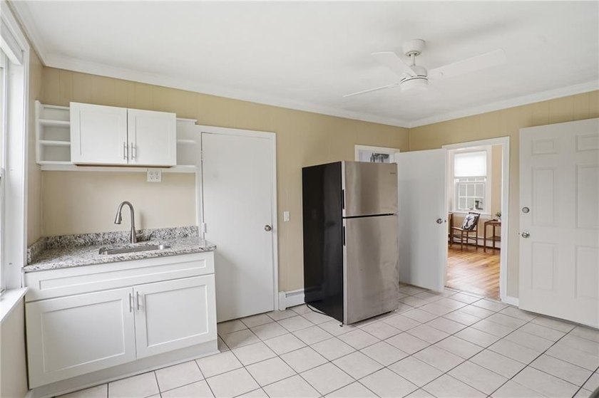 Private first-floor residence in the rear building at 48 1/2 - photo 4