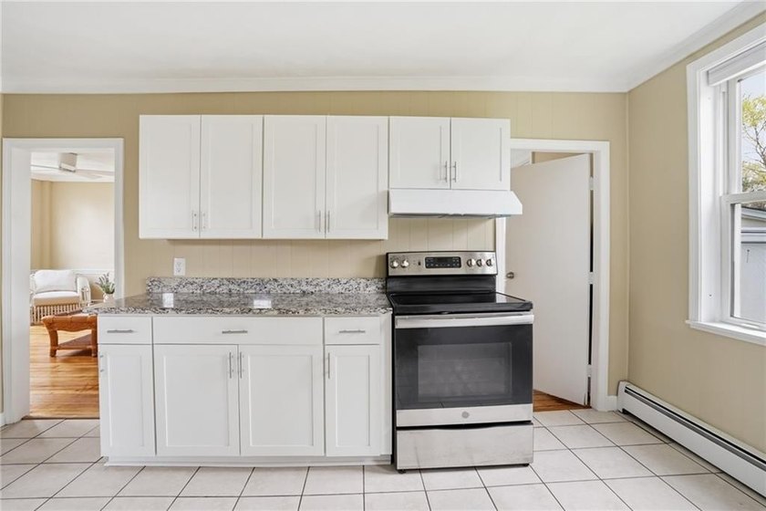 Private first-floor residence in the rear building at 48 1/2 - photo 5