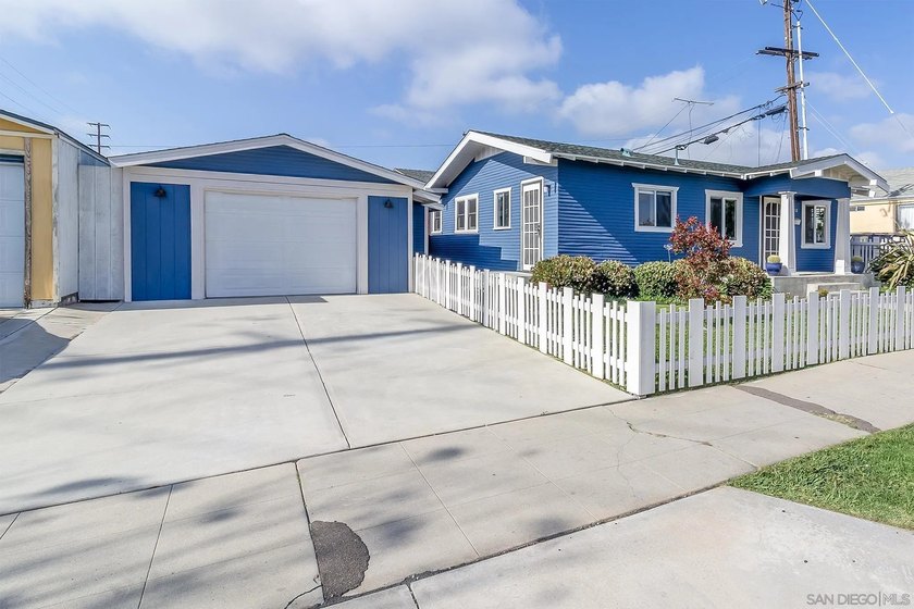 North Park Craftsman with great curb appeal. Even has a white - photo 4