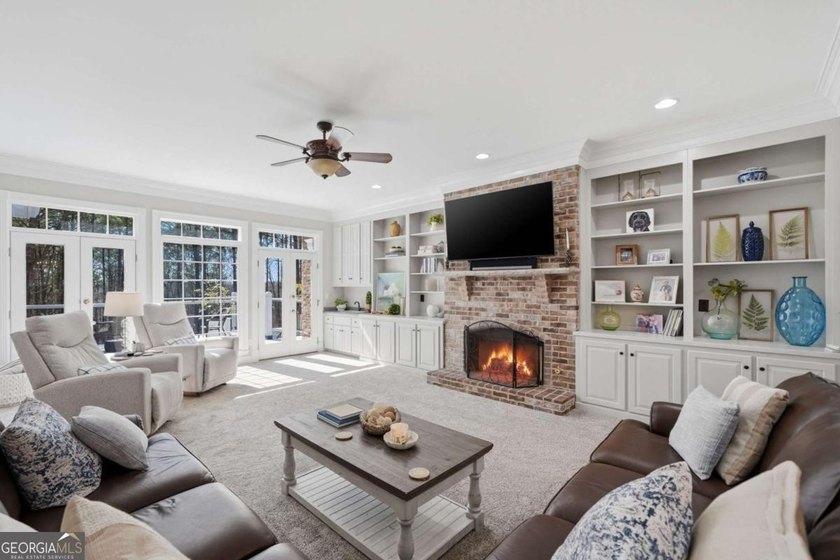 A Rare 4-Acre Family Estate Offering 6,400 SF, Pool &amp; - photo 14