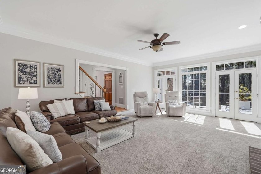 A Rare 4-Acre Family Estate Offering 6,400 SF, Pool &amp; - photo 15