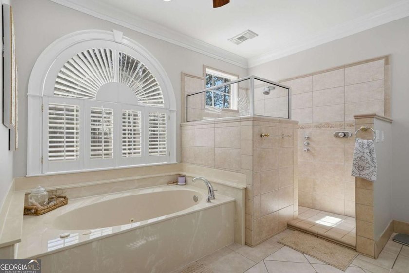 A Rare 4-Acre Family Estate Offering 6,400 SF, Pool &amp; - photo 25