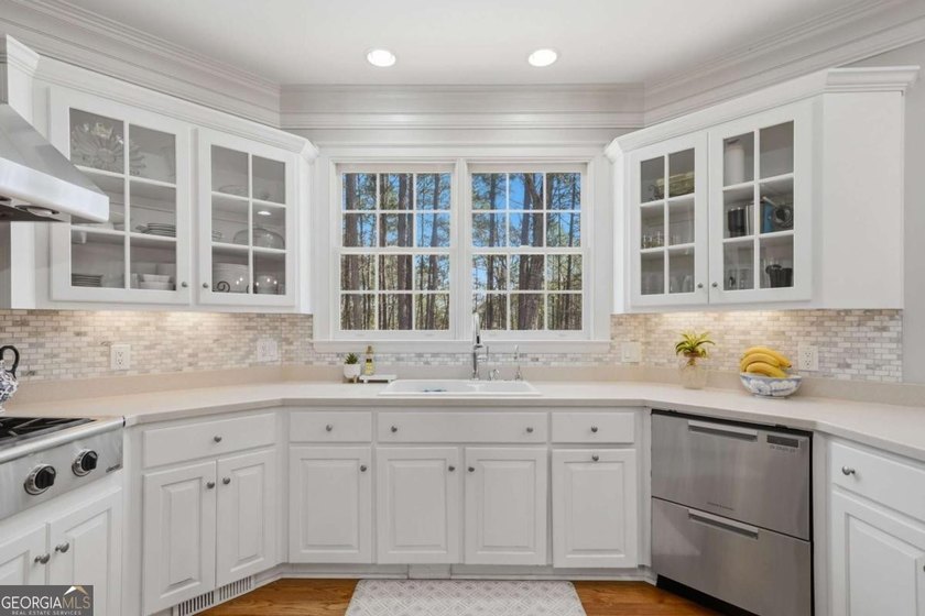 A Rare 4-Acre Family Estate Offering 6,400 SF, Pool &amp; - photo 31