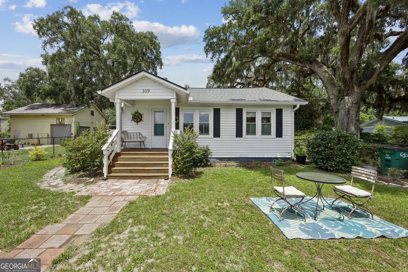 Charming cottage in downtown St. Marys featuring character - photo 4